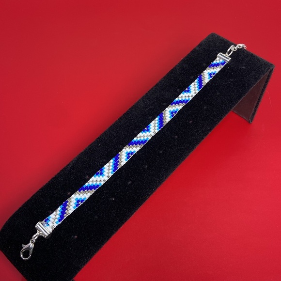 Traditional Native American Indian Style Glass Seed Bead Blue & Silver Bracelet - Picture 10 of 13